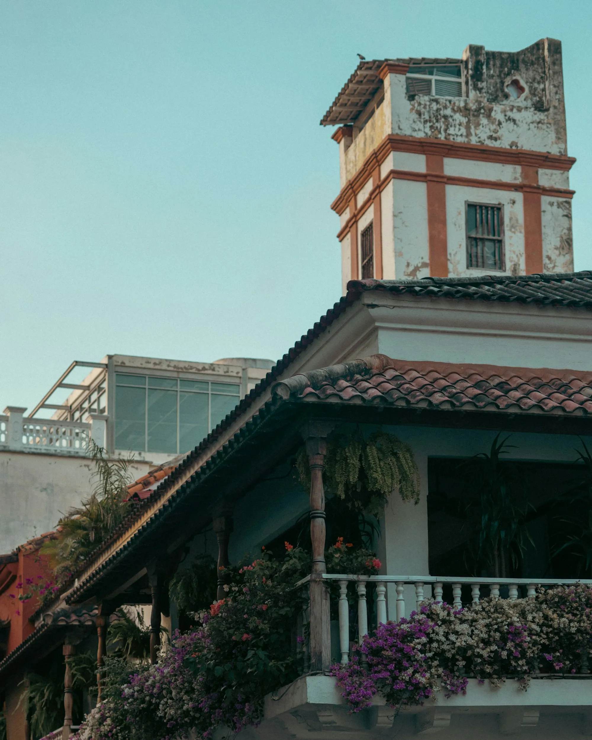 Un balcón colonial repleto de flores