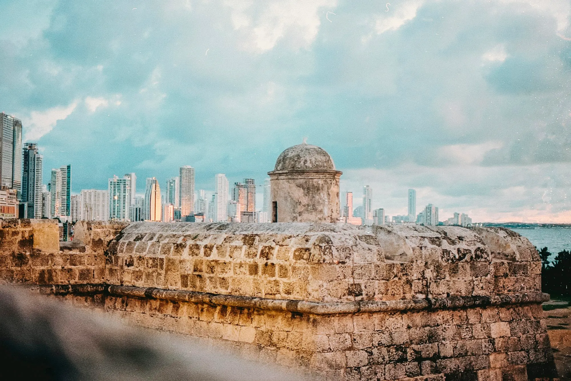 Vista de la ciudad amurallada de Cartagena desde lo alto de sus murallas