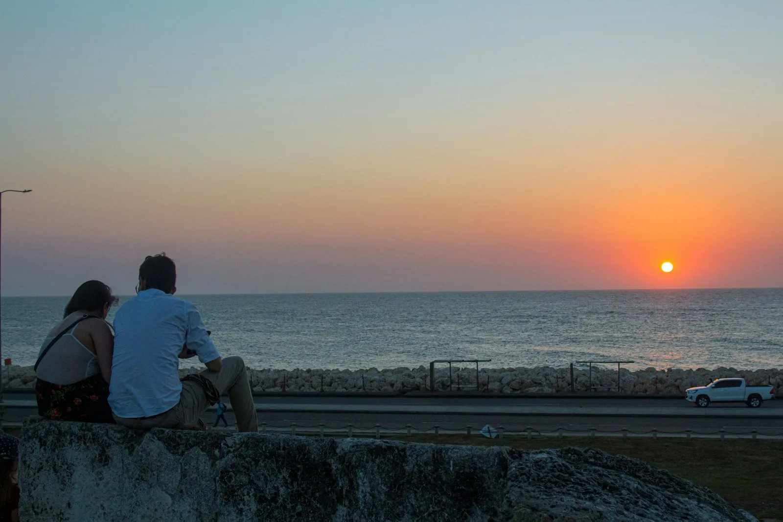 Una pareja, al atardecer en las murallas · Cartagena
