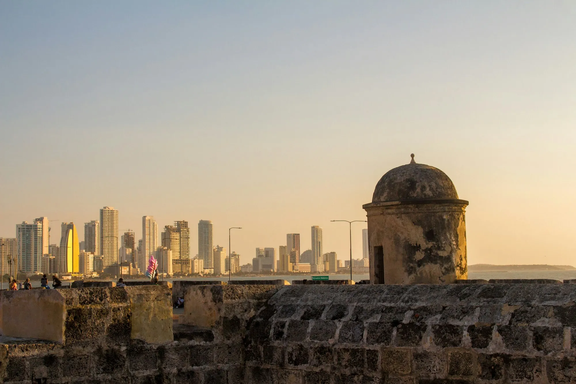 Las murallas históricas de Cartagena bajo un cielo cálido