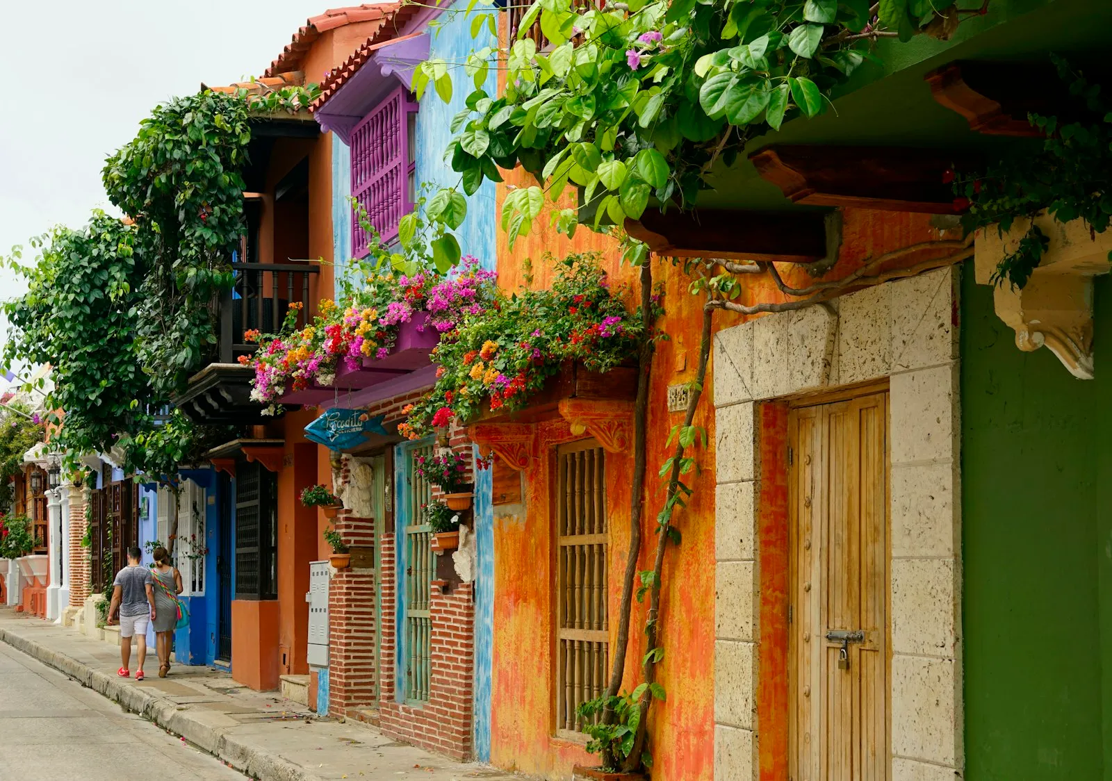 Casas multicolores a lo largo de una calle de Getsemaní