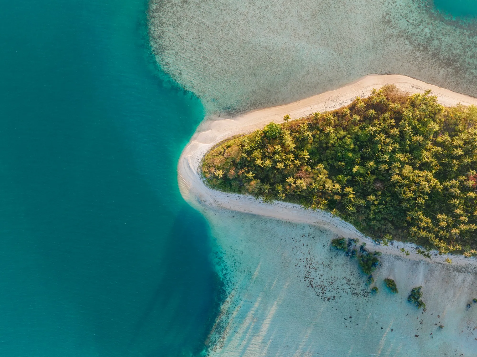 Vista aérea de una isla tropical privada rodeada de aguas turquesa