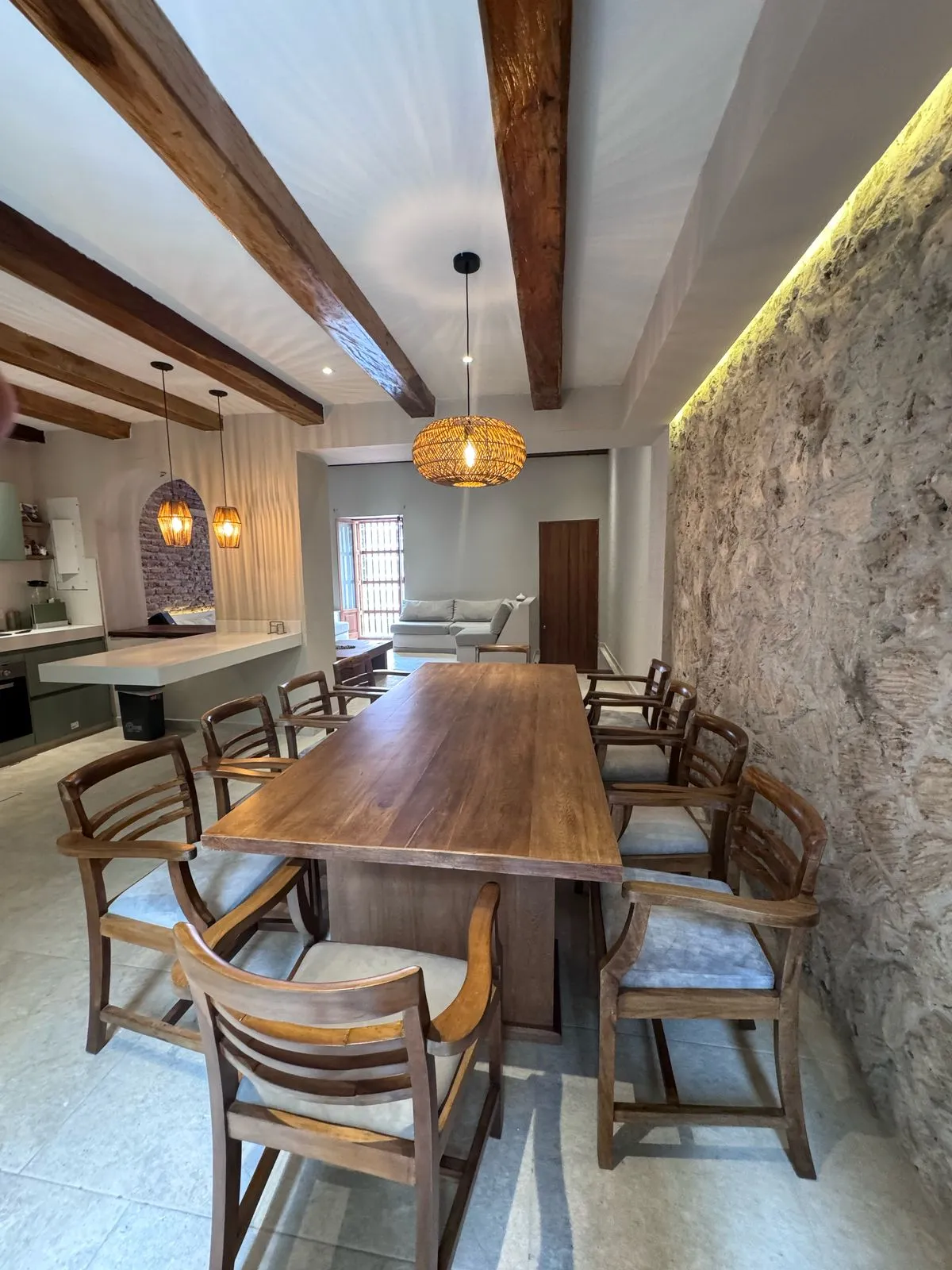 Un elegante comedor con piedra vista y vigas de madera