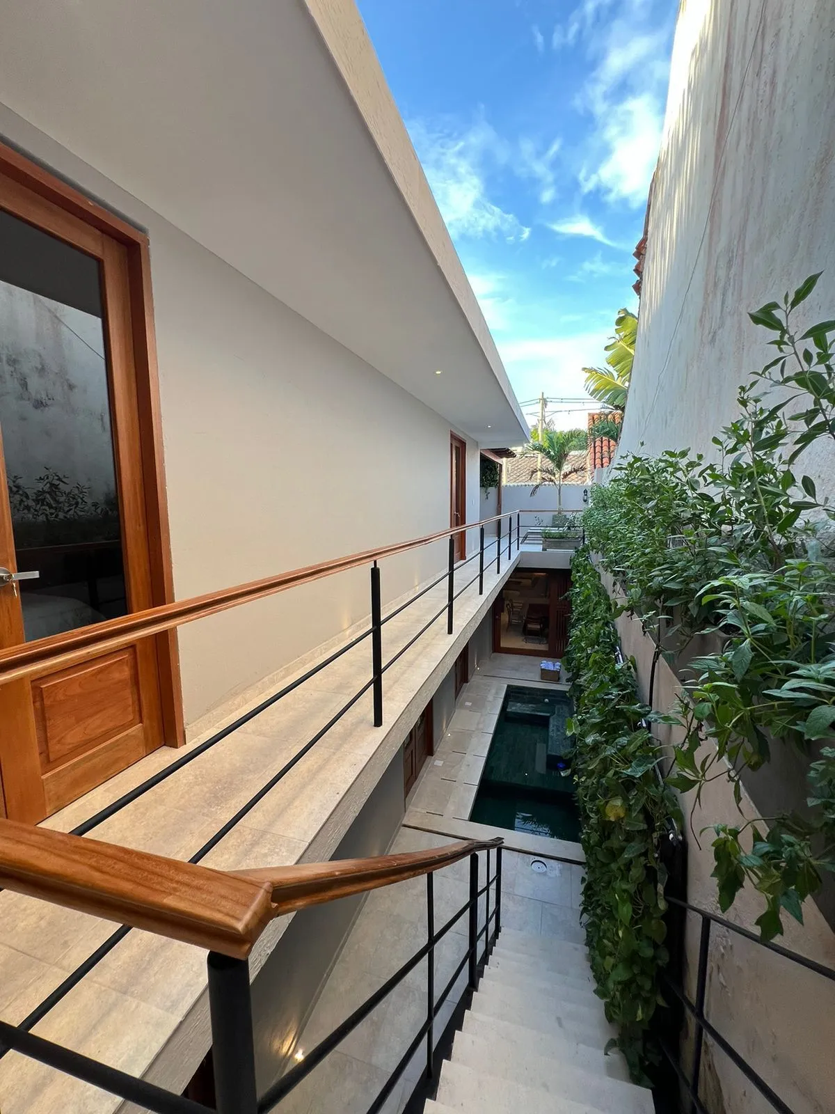 Una terraza privada con piscina entre muros coloniales