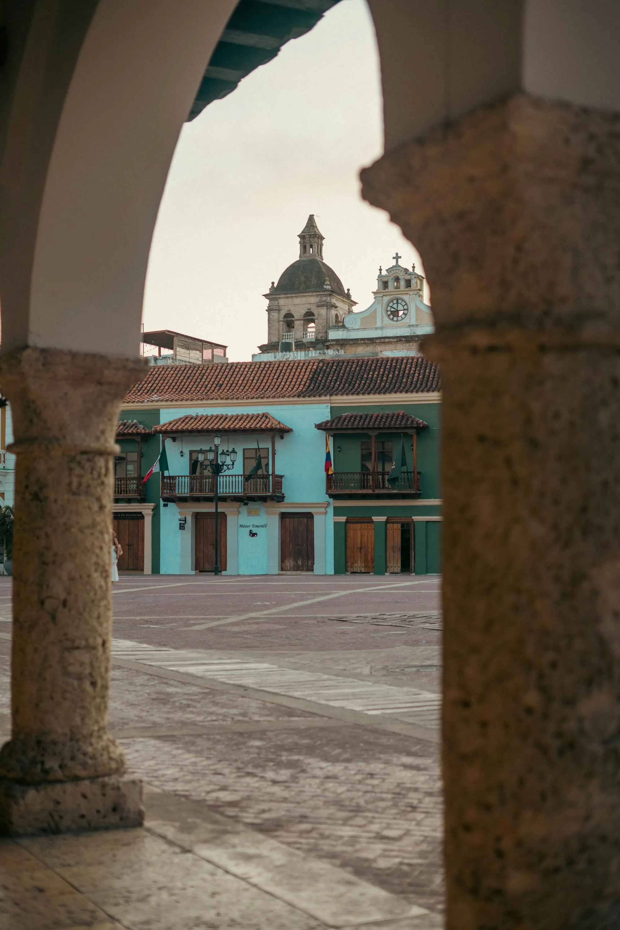 Plaza San Pedro Claver, enmarcada por arcos coloniales