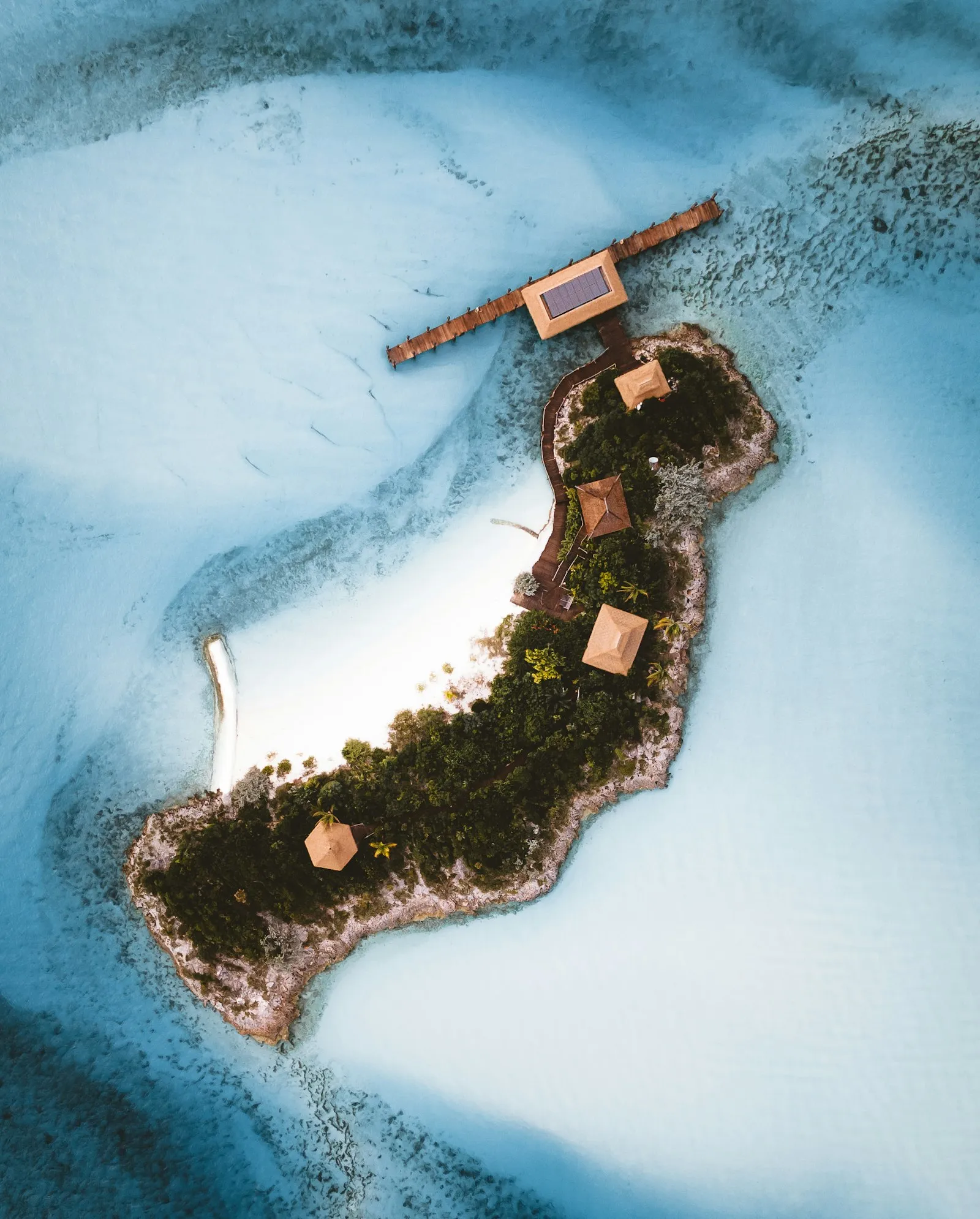 Vista aérea de una isla tropical tranquila, sin ninguna agenda a la vista
